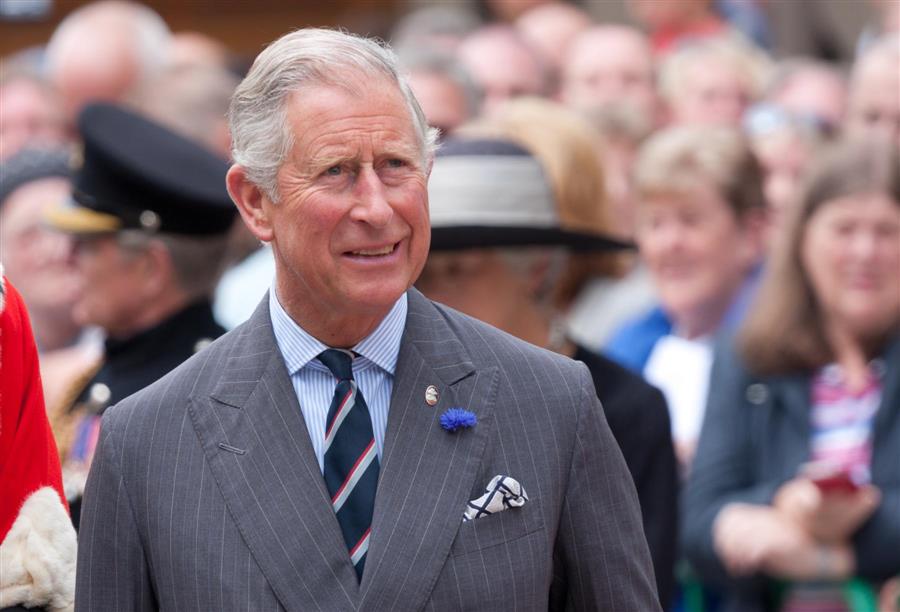 الأمير تشارلز يتوج نجاحات «بيربيري» بزيارة لمقرها