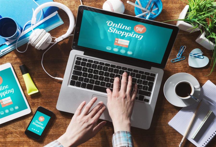 العلامات الراقية تتخلى عن حذرها وتتجه إلى الإنترنت لتحسين عوائدها