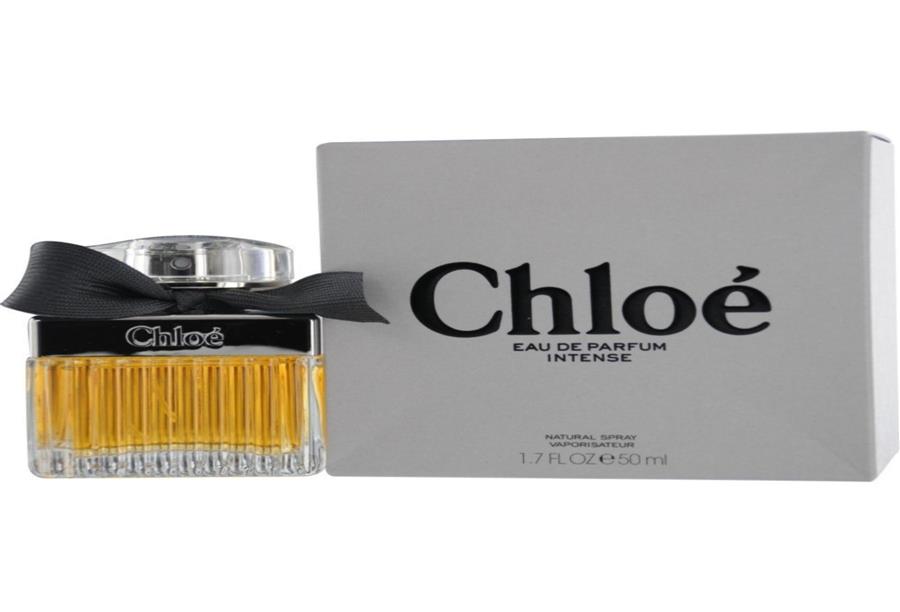 للتعبير عن الأسلوب المنعش والمثير لموضة Chloe اختار مصممى العطور ميشال آلمارك وآماندين مارى الزهرة الخفيفة والفاتنة التى ينعشها عبير الليتشى والعنبر وخشب الأرز لكى تكسو هذا العطر الجميل