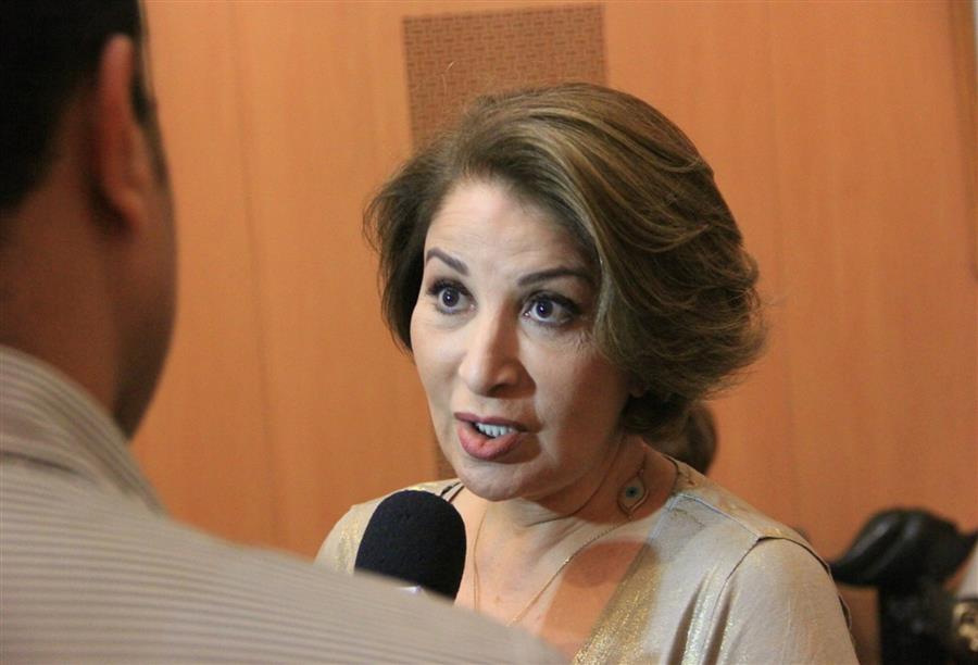 ترفض عمليات التجميل ولا تُفكر في اعتزال الفن ولا تستبعد عودتها إلى زوجها السابق نور الشريف
