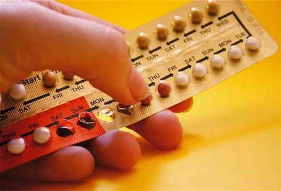 الدليل الكامل للفوائد الواقعية والمخاطر المحتملة لحبوب منع الحمل