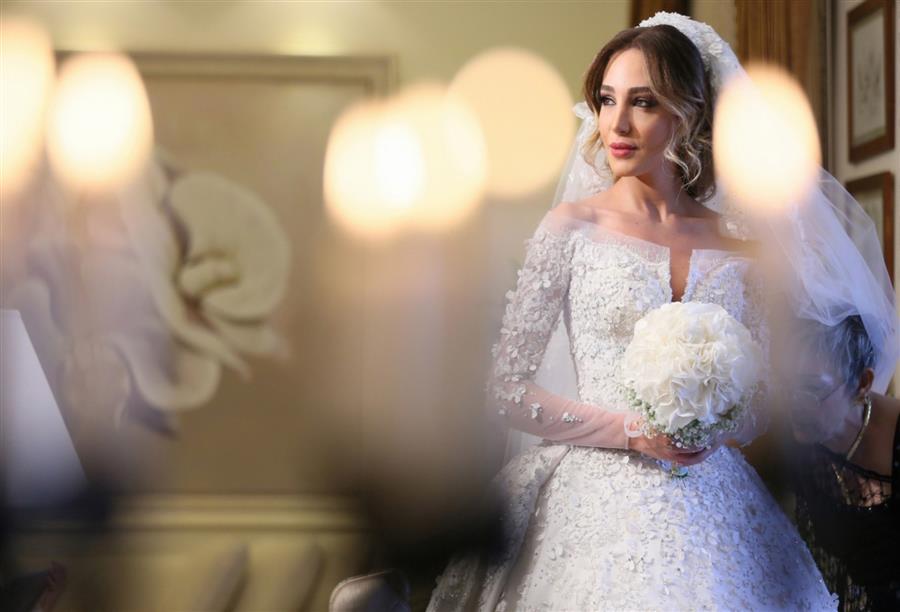 على العروس أن تختار مصمم الأزياء الذى ترتاح إليه و أن تحجز موعدا مع المزين قبل نحو 5 أشهر وان تنسق مع خبير التجميل لاختيار الماكياج الذى سيبرز جمالك فى أجمل ليالى عمرها