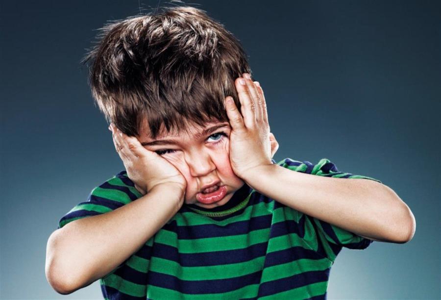 صداع الشقيقة يصيب الأطفال الصغار، ابتداء من السنة الثانية من العمر ويكون في 70% من الحالات وراثي المنشأ، ويتركز في جانبي الرأس بلا استثناء ويكون مصحوباً بآلام في المعدة وتقيؤ