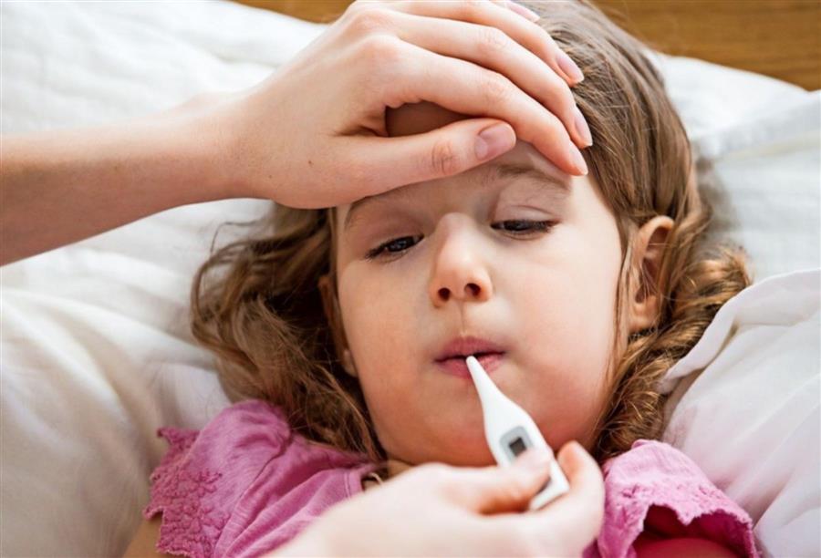 كيف تتعاملين مع طفلك أذا أصيب بالحمى؟
