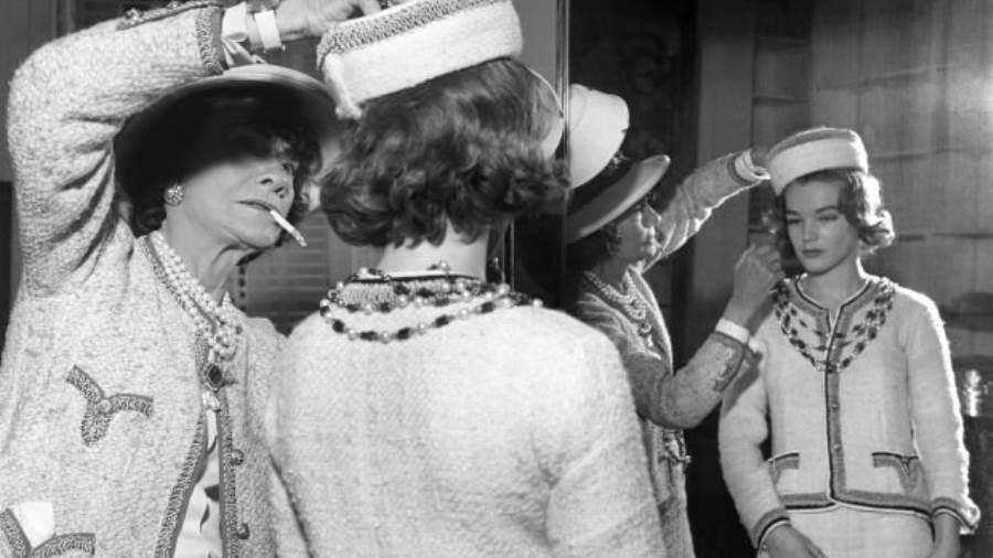 تعتبر كوكو شانيل امرأة بسيطة يسهل فهمهاوهو الأمر الذي أدى إلى تجسيد قصة حياتها بين العديد من الأفلام والمسلسلات