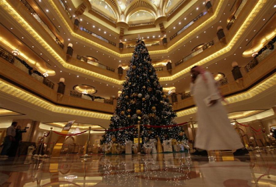 إحتوت شجرة فندق قصر الإمارات على 181 قطعة من الماس واللآلئ والزمرد والذهب
