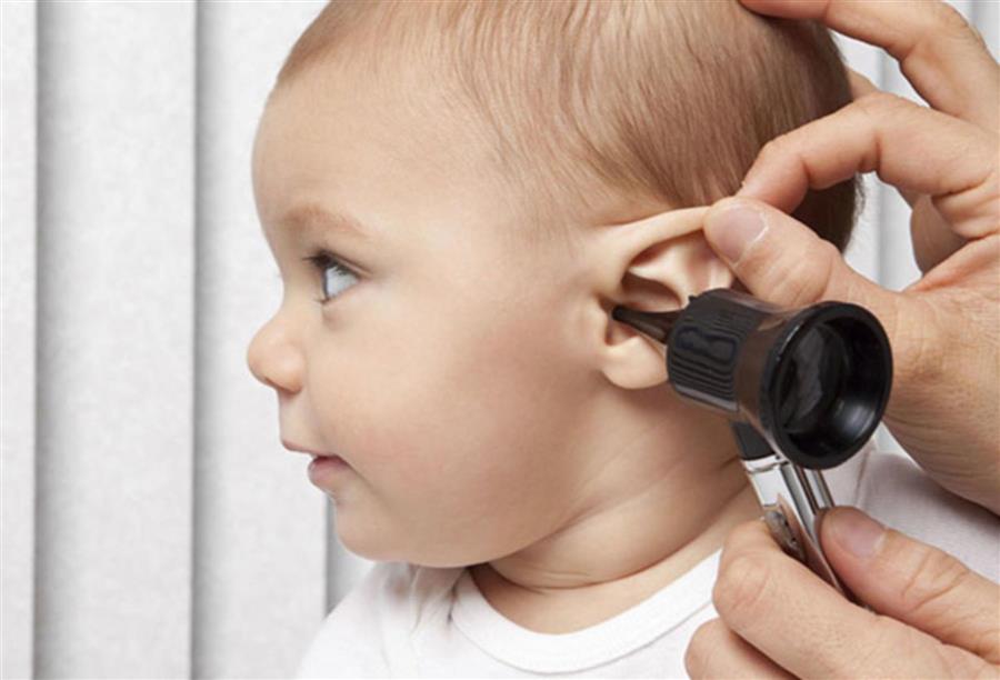 الدليل الكامل لتشخيص وعلاج التهاب الأذن الوسطى لدى الأطفال