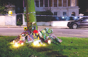 مئات المعجبين يتوافدون على مكان إقامة أيمي واينهاوس في لندن لوضع الزهور والبطاقات