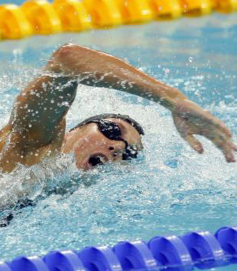 السباحة هي الرياضة التي تسمح بتشغيل العديد من العضلات وحرق السعرات الحرارية