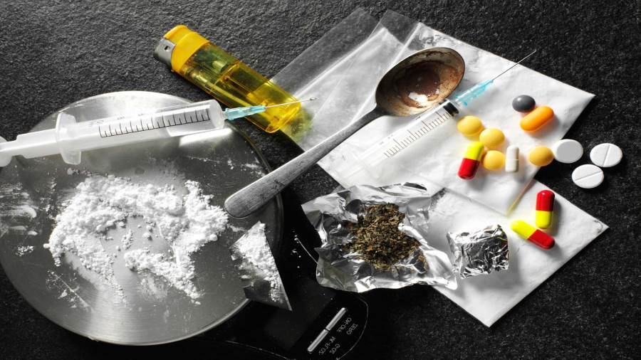 يجب على الأب أن يبحث عن الطريقة المناسبة التي تمكن ابنه أو بنته من الإقلاع عن التدخين فى أقرب وقت ممكن دون انتظار لأن التراخي في هذه الأمور تزيد من تفاقم المشكلة