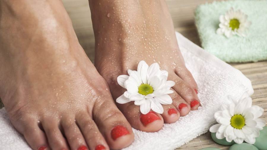 التقشير والمساج للقدمين للتخلص من تراكمات الجلد الميت التي يتم تكوينها علي بعض الأجزاء من القدم مثل الكعب والأصابع