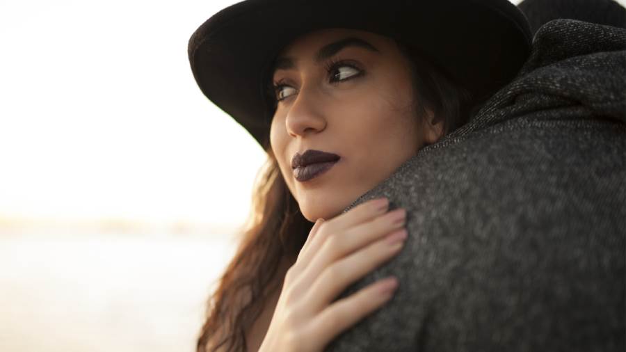 يجب على الزوجه أن تشد من أزر الزوج وعندما يطرح عليها قضية ما فلتكن أول من يعلن تضامنه الكامل معه