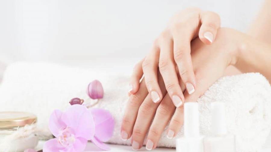 الغذاء والغذاء ثم الترطيب والطلاء .. ونقص الكالسيوم والحديد يؤدي إلى تلف الأظافر