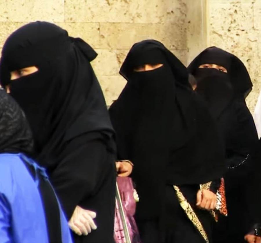 وزارة العمل السعودية : تشترط توظيف 3 فتيات في المحلات التجارية .. والحشمة أهم الشروط