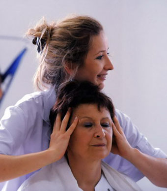 يرجع العلاج بالتدليك إلي تاريخ قديم جدا وقد تطورت أساليب عدة في مناطق مختلفة من الصين