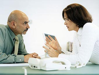 ينظر إلي المرأة دائما علي أنها أكثر عاطفية من الرجل، لذلك تلجأ أحيانا إلي أن تتعامل مع الناس كالرجل لكي يأخذوها علي محمل الجد