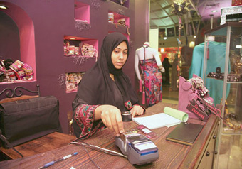بدأ تأنيث محلات بيع الملابس والمستلزمات النسائية في السعودية