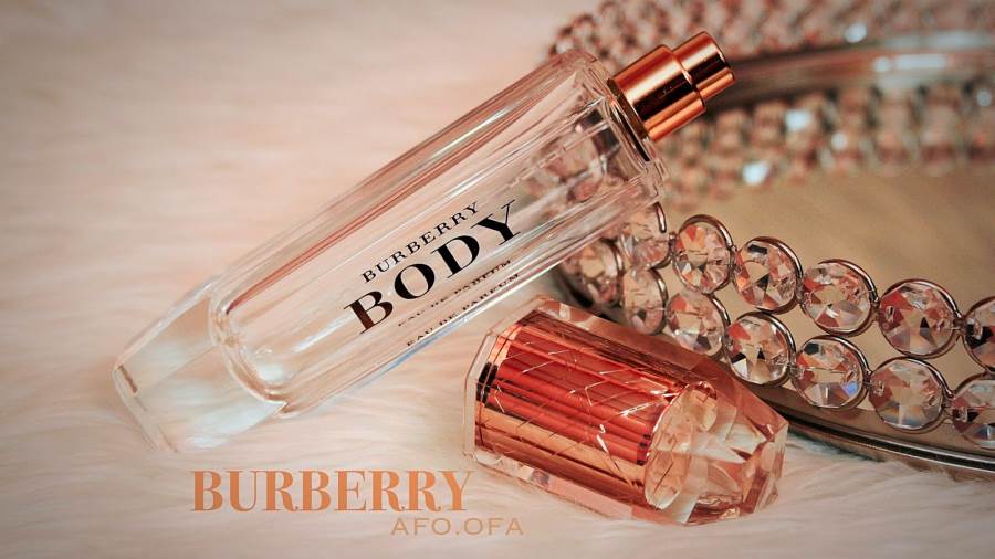 يعتبر العطر مغريا ومتلألئا فنجده عطرا مليئا بالحيوية واللهو مستوحي من روح الشباب الكاريزمية مع التمتع الطبيعي بابتهاج الحياة