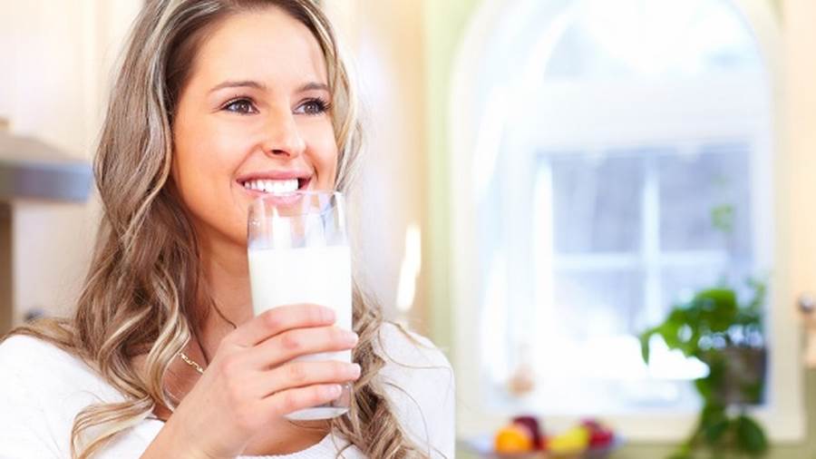 لا أحد يختلف علي فوائد اللبن للعناية بالبشرة سواء النساء أو خبراء التجميل