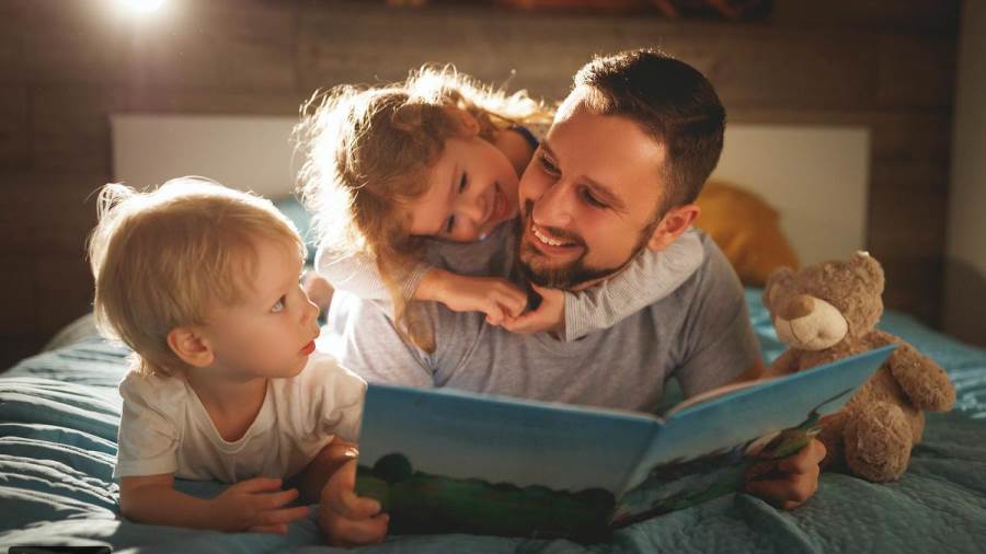 قضاء بعض الوقت مع الأطفال وهذه من عادة الأشخاص الناجحين الذين لا يقصرون مع أطفالهم ويوفرون الوقت المناسب لكي يقضوه معهم في مزاولة الأنشطة والاهتمامات المختلفة