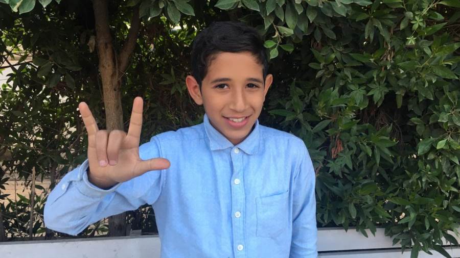 هذا الملاك المغلف في ثوب إنسان هو واحد منا يعيش بيننا ويعتبر جزءا لا يتجزأ من مجتمعنا هذا الإنسان هو أخي وأخوك الأصم المريض وليس المعاق