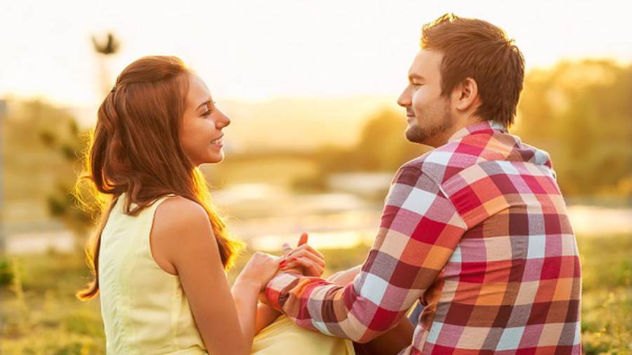 الكذب والغموض والتصنع صفات تمقتها المرأة وتتجنب صاحبها فالمرأة تحب الرجل البسيط الواضح دون تكلف أو تمثيل