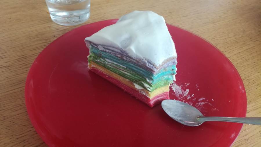 يمزج مكونات صوص اللبن الزبادي وتضاف على التفاح