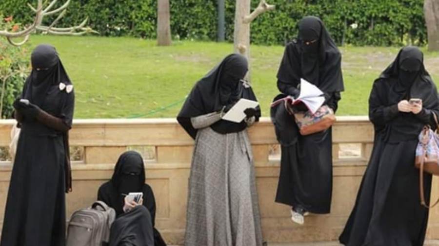 انتشرت ظاهرة ارتداء النقاب في المؤسسات التعليمية في تونس بالتزامن مع صعود التيارات السلفية في البلاد منذ الإطاحة بنظام الرئيس زين العابدين بن علي