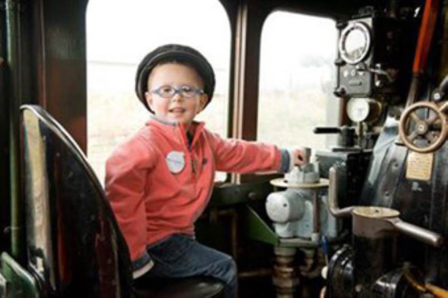 معجزة طبية.. طفل بريطاني في الرابعة ينجو من 100 ورم في عينيه