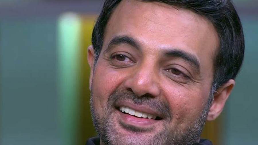 يجسد عمرو محمود ياسين شخصية حسام وهو صحفي بإحدي الجرائد المعارضة بالإضافه إلي كونه ناشط سياسي ومدون