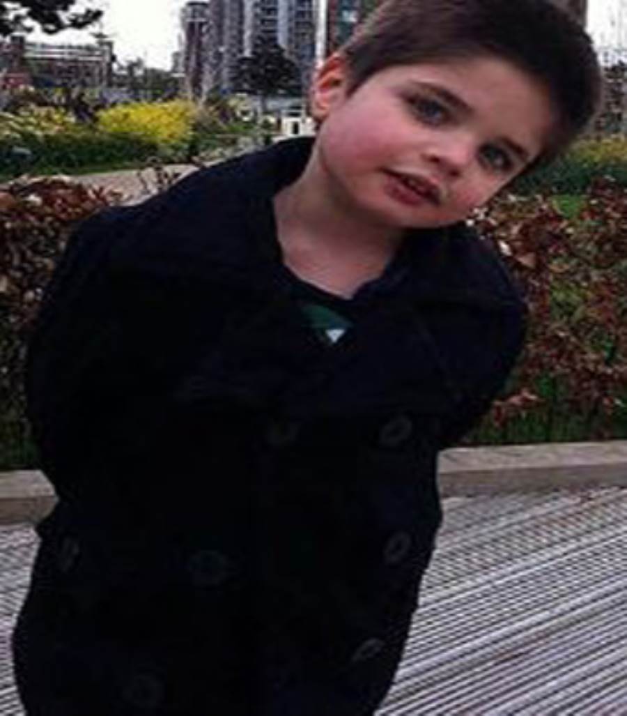 طفل بريطاني يتغذى على الستائر .. ووالدته تنثر له الطعام على السجاد