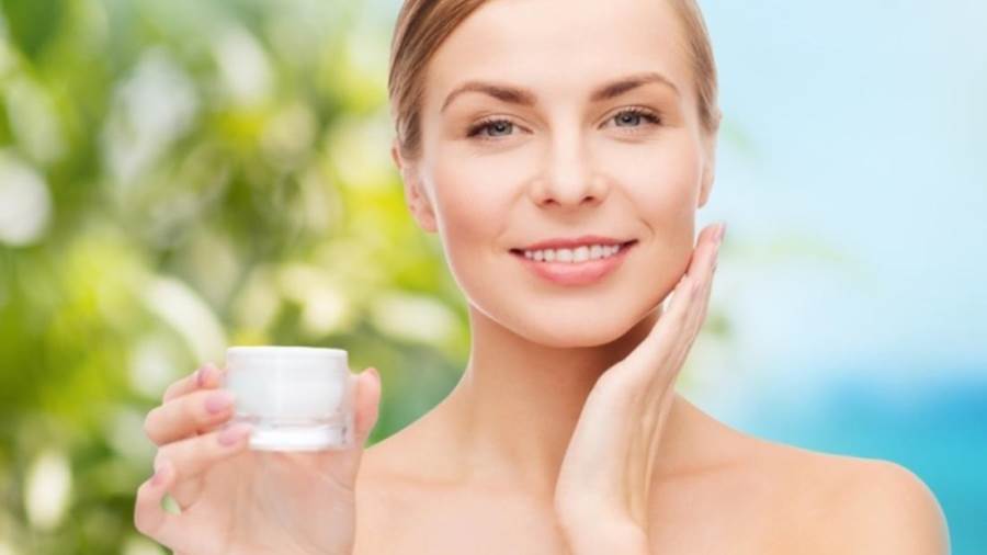 العناية ببشرتك والحفاظ على صحتها لم ولن ينتهي فأنت دائما بحاجة إلى مستحضرات رقيقة لا تضر بك