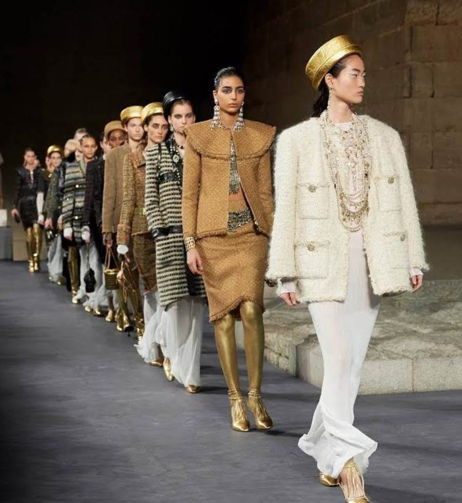 إطلالات لأزياء غير تقليدية .. فقط للفتاة العصرية