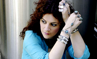  أصدرت ريم البنا بيانا للرأي العام أوضحت خلاله ملابسات الحادثة وأعلنت في ختامه مقاضاتها لرجال الشرطة 