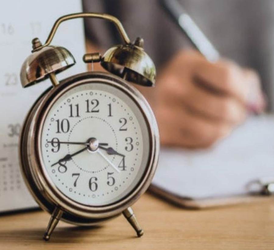 دراسة: 61 % من الموظفين يهدرون ساعات العمل فى الإنترنت