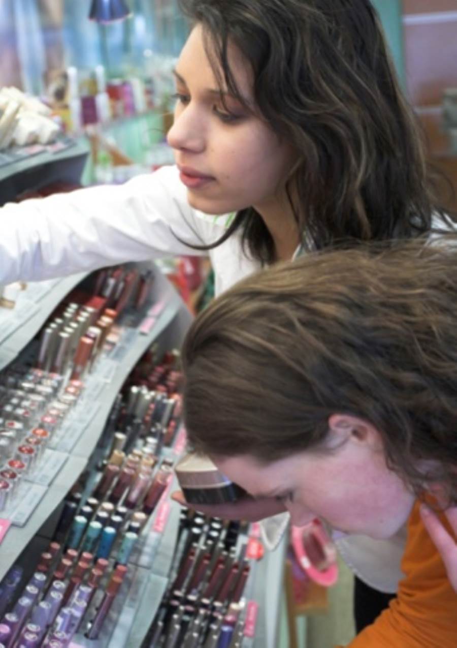 انتبهي من هذه المكونات عند شراء مستحضرات التجميل