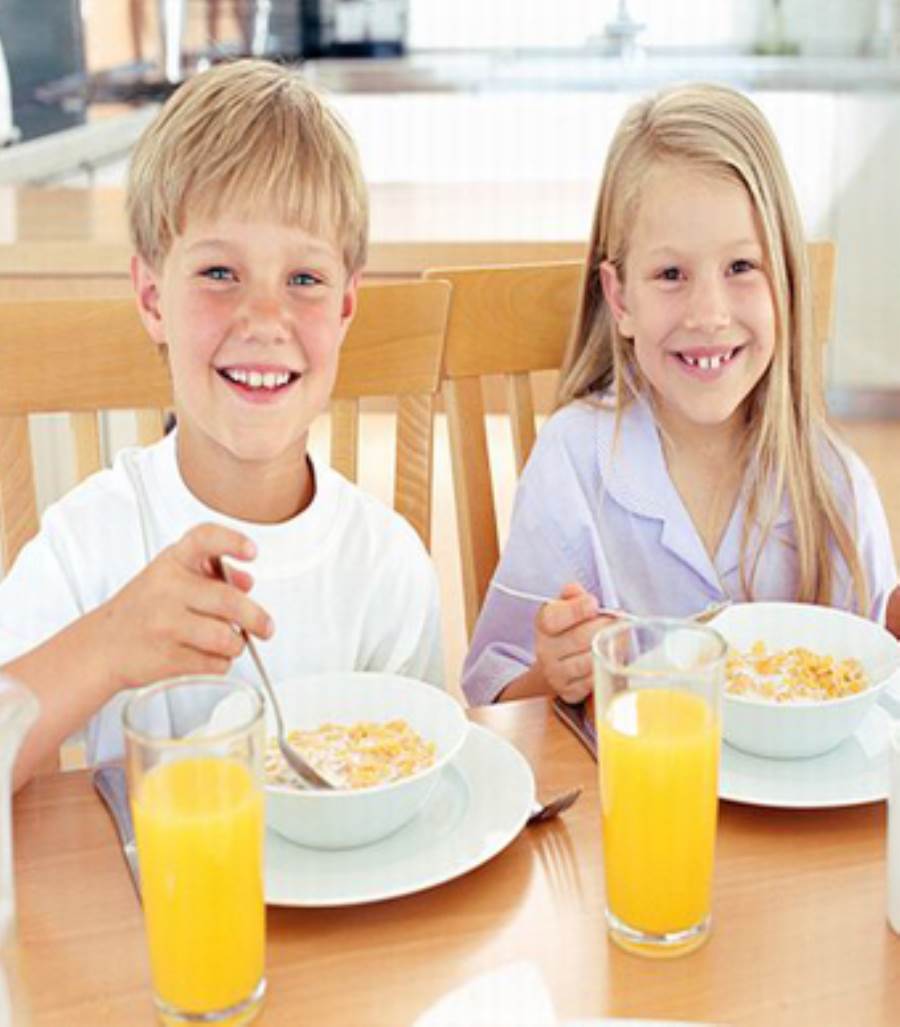 حفزي طفلك على تناول الغذاء الصحي وإليك الطرق