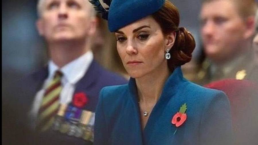 فصل رئيس تحرير الصحيفة الآيرلندية التي أعادت نشرها وفي الصورة الدوقة في ثياب تقليدية تشرب شراب جوز الهند من شجرة زرعتها الملكة إليزابيث الثانية خلال زيارتها لجزر سليمان عام 1982 وفي الأسفل المجلة الإ