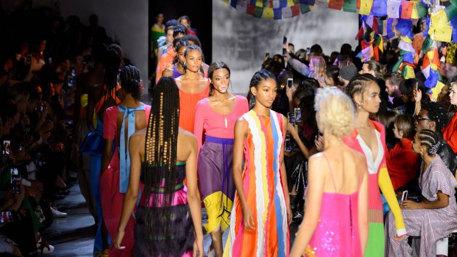 من عرض هولي فولتون Holly Fulton وفي الأسفل م عرض جون روشا John Rocha ومن عرض هاوس أوف هولاند House of Holland ومن عرض إيسا Issa