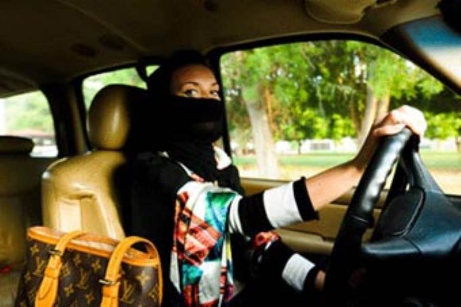 36% من النساء الحاصلات على رخص قيادة السيارات في الإمارات سعوديات