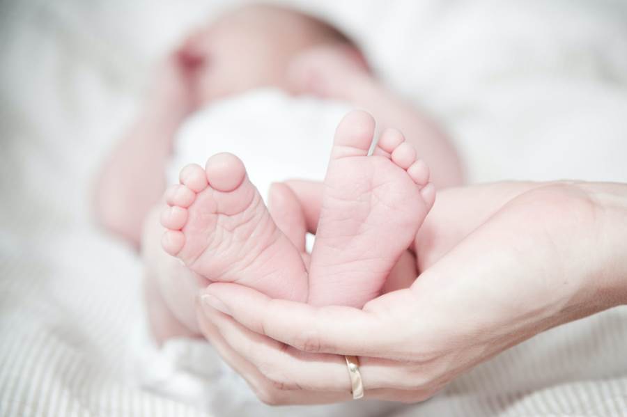 ما العوامل التى ترفع فرص حدوث الولادة القيصرية؟