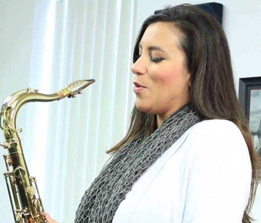 Jessie تقرر حلق شعرها بالكامل مباشرة علي شاشة التلفاز