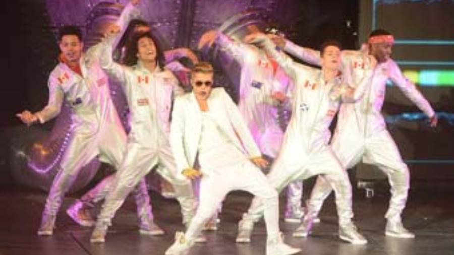تغريم جاستين بيبر 300 ألف جنيه إسترليني بعد تأخر حفلته London O2 Arena
