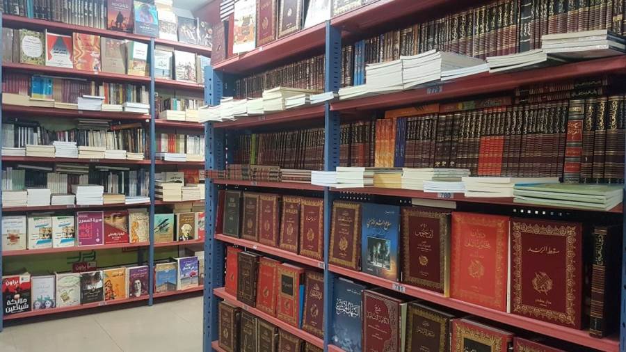رجلا يعيد كتاب إلي المكتبة بعد خمسين عام بعد سقوط غرامة التأخير