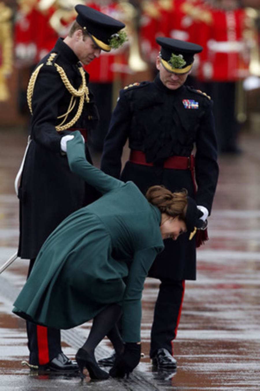  كعب حذاء كيت ميدلتون يعلق في حاجز حديدي أثناء العرض العسكري في عيد القديس باتريك
