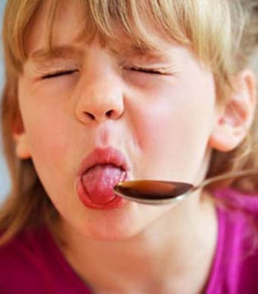 كيف تهدئان مخاوف طفلكما من المرض والدواء والذهاب للطبيب