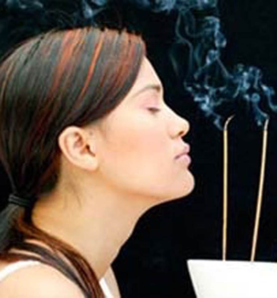 دراسة : عيدان البخور لها نفس مخاطر دخان السجائر