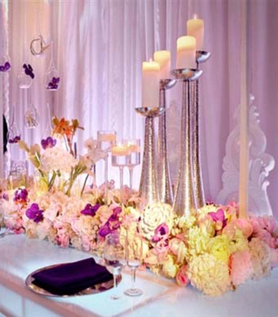 بالصور .. استخدام الورود والشموع لديكور طاولة الزفاف
