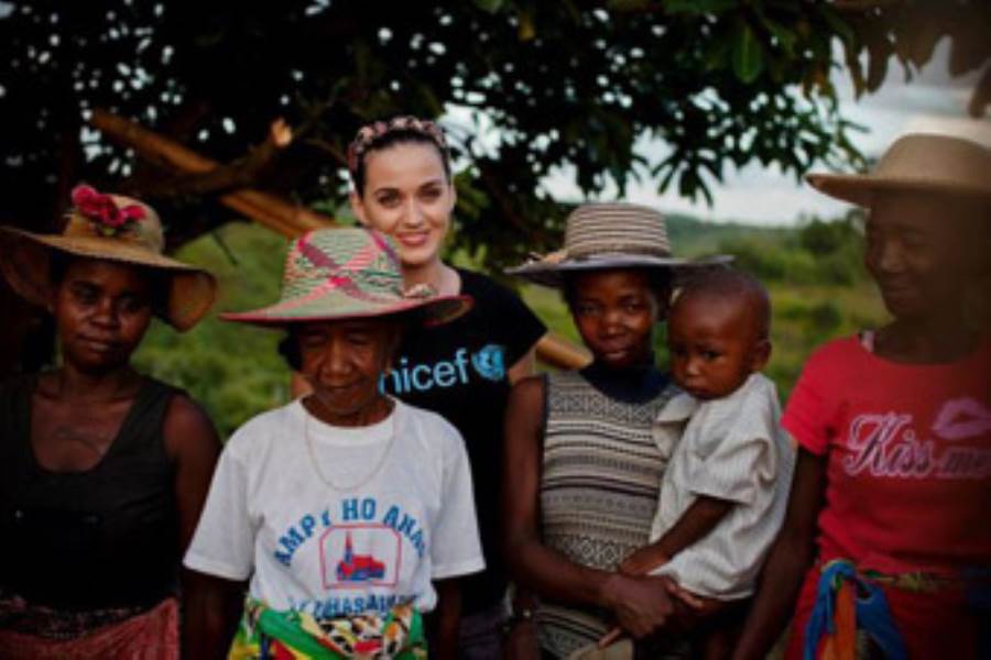  بالصور.. كاتي بيري تزور الأطفال في مدغشقر مع اليونيسف