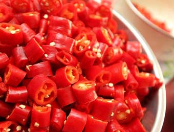  إمرأة توقف لصاً بإلقاء فلفل في وجهه